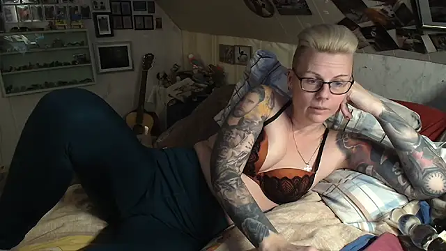 Snapshot of MaryG chatting on 02.11.25 MaryG online show from 02.11.25