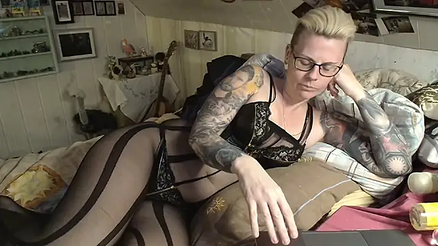 Snapshot of MaryG chatting on 02.27.25 MaryG online show from 02.27.25