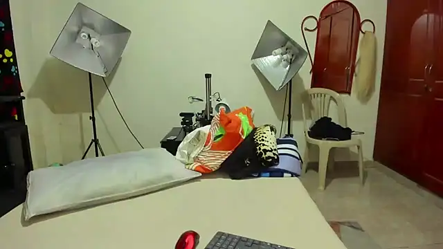 Snapshot of ashley_rossez7 chatting on 12.03.24 ashley rossez7 online show from 12.03.24