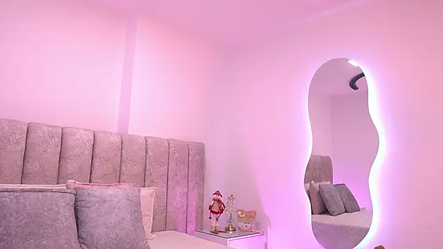 Snapshot of violeta_aroca chatting on 12.18.25 violeta aroca online show from 12.18.25