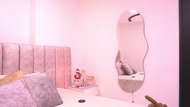 Snapshot of violeta_aroca chatting on 12.19.25 violeta aroca online show from 12.19.25