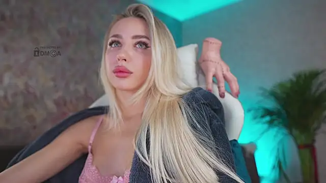 Snapshot of misstics_ chatting on 10.23.25 misstics online show from 10.23.25