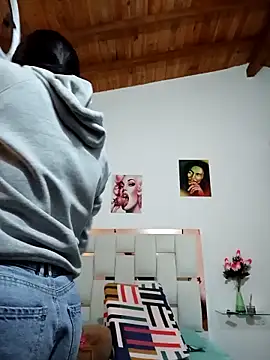 Snapshot of LunaZambrano chatting on 02.21.25 LunaZambrano online show from 02.21.25