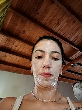 Snapshot of LunaZambrano chatting on 10.11.25 LunaZambrano online show from 10.11.25