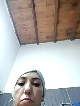 Snapshot of LunaZambrano chatting on 11.15.25 LunaZambrano online show from 11.15.25