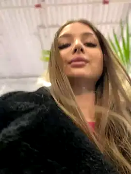 Snapshot of KrisMagnoly chatting on 12.07.24 KrisMagnoly online show from 12.07.24