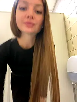 Snapshot of KrisMagnoly chatting on 09.25.25 KrisMagnoly online show from 09.25.25