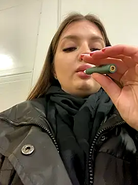 Snapshot of KrisMagnoly chatting on 11.14.25 KrisMagnoly online show from 11.14.25