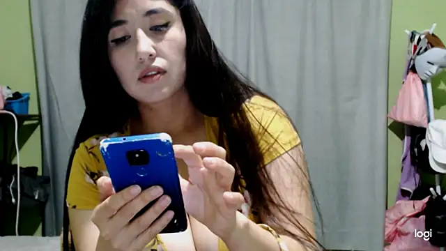 Snapshot of YummymeowW chatting on 12.21.24 YummymeowW online show from 12.21.24