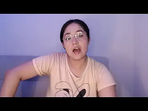 Snapshot of YummymeowW chatting on 05.17.26 YummymeowW online show from 05.17.26