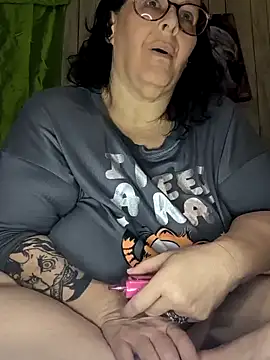 Snapshot of davisdesires@xh chatting on 12.17.24 davisdesiresxh online show from 12.17.24