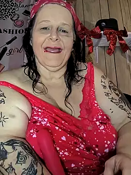 Snapshot of davisdesires@xh chatting on 02.11.25 davisdesiresxh online show from 02.11.25