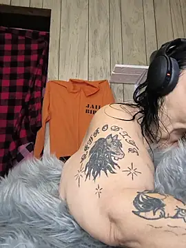 Snapshot of davisdesires@xh chatting on 10.07.25 davisdesiresxh online show from 10.07.25