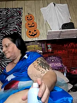 Snapshot of davisdesires@xh chatting on 10.14.25 davisdesiresxh online show from 10.14.25