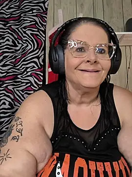 Snapshot of davisdesires@xh chatting on 11.04.25 davisdesiresxh online show from 11.04.25