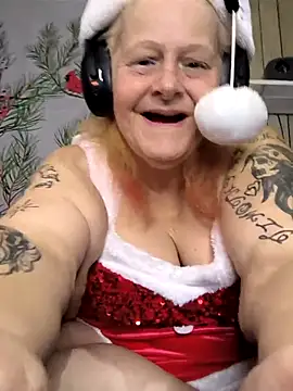 Snapshot of davisdesires@xh chatting on 12.04.25 davisdesiresxh online show from 12.04.25