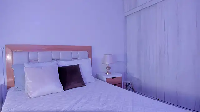 mia hank online show from 04.07.26