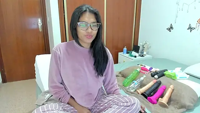 Snapshot of Honney_sugar19 chatting on 12.15.25 Honney sugar19 online show from 12.15.25