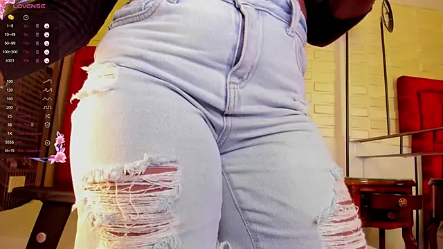 Snapshot of Tayra_Siny chatting on 10.10.25 Tayra Siny online show from 10.10.25