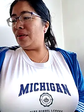 Snapshot of __valentina18 chatting on 02.21.25   valentina18 online show from 02.21.25