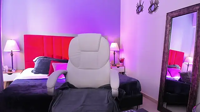 Snapshot of _Nicoletteshea_ chatting on 10.24.25 Nicoletteshea online show from 10.24.25