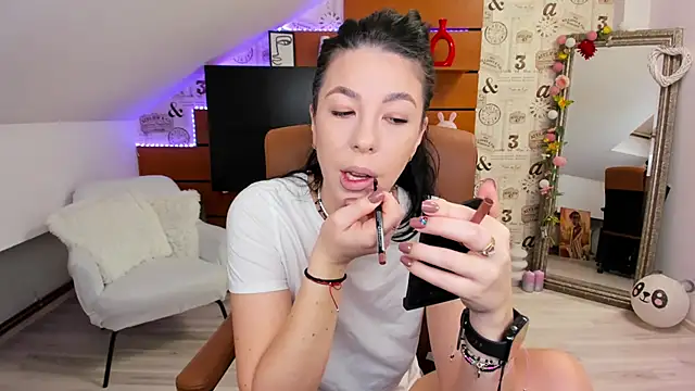 EmillyTaylor online show from 11.14.25