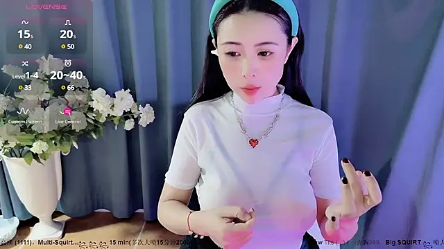 Snapshot of candy-yiyi chatting on 12.10.24 candy-yiyi online show from 12.10.24