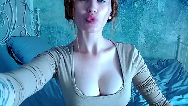 Snapshot of millllina chatting on 10.16.25 millllina online show from 10.16.25