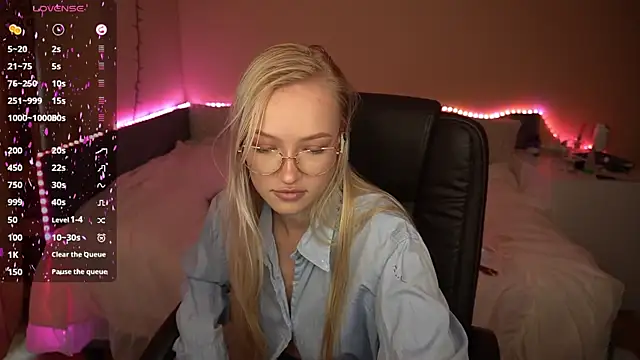 Snapshot of AmandaFiree chatting on 09.28.25 AmandaFiree online show from 09.28.25