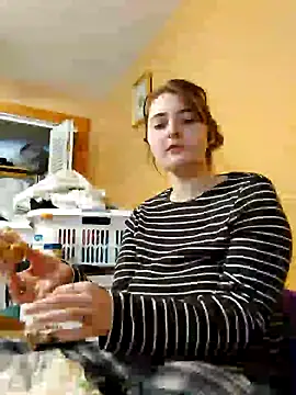 Snapshot of Snowbunnycake_131 chatting on 12.07.24 Snowbunnycake 131 online show from 12.07.24