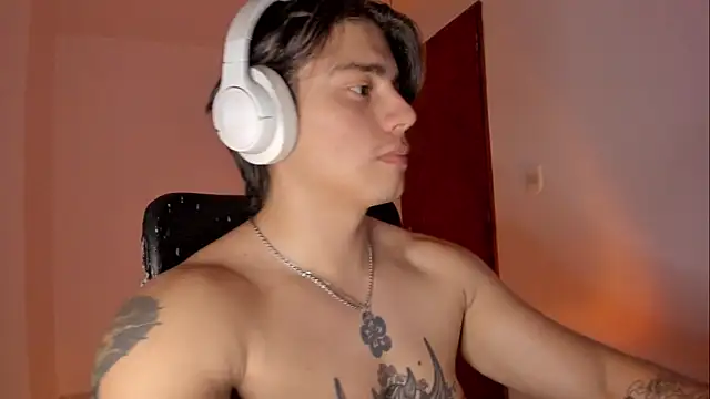 Snapshot of Giordano_Russo chatting on 12.20.25 Giordano Russo online show from 12.20.25