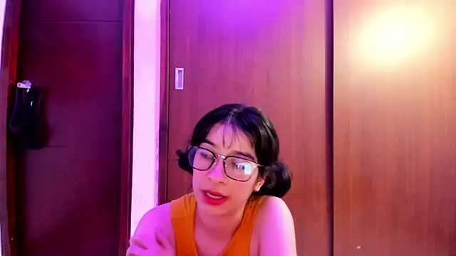 Snapshot of _Lunnaa_ chatting on 12.17.24 Lunnaa online show from 12.17.24