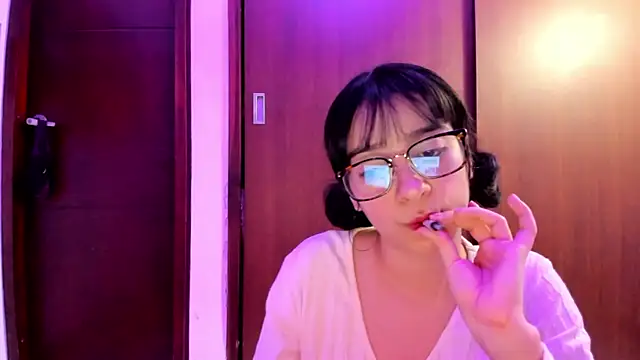 Snapshot of _Lunnaa_ chatting on 12.18.24 Lunnaa online show from 12.18.24