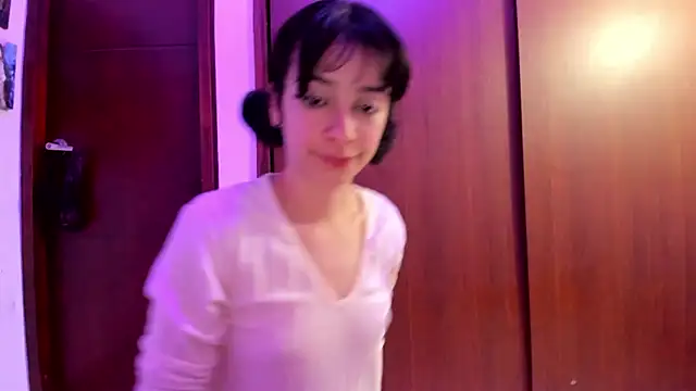 Snapshot of _Lunnaa_ chatting on 12.18.24 Lunnaa online show from 12.18.24