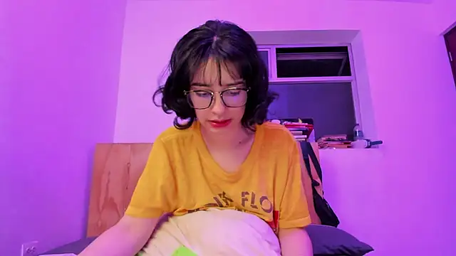 Snapshot of _Lunnaa_ chatting on 12.19.24 Lunnaa online show from 12.19.24