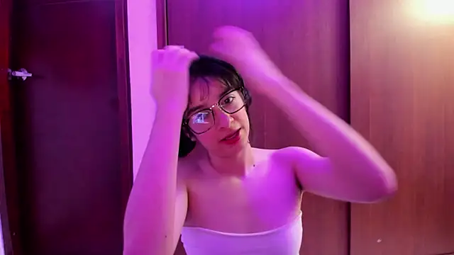 Snapshot of _Lunnaa_ chatting on 12.30.24 Lunnaa online show from 12.30.24