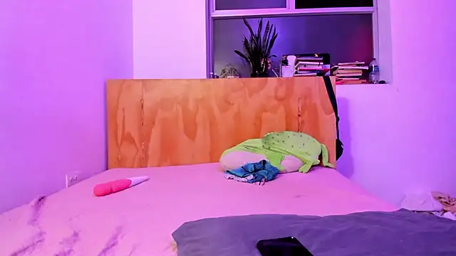 Snapshot of _Lunnaa_ chatting on 01.26.25 Lunnaa online show from 01.26.25