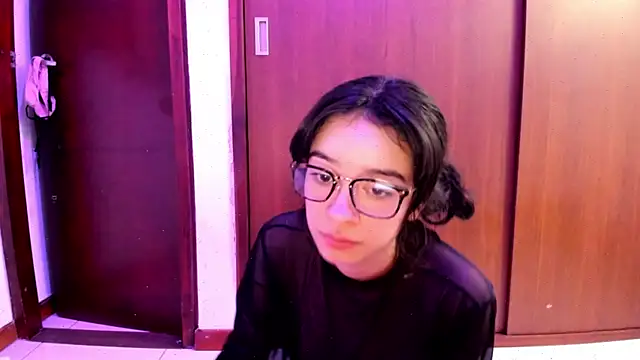 Snapshot of _Lunnaa_ chatting on 02.02.25 Lunnaa online show from 02.02.25