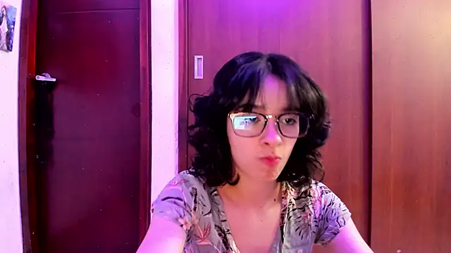 Snapshot of _Lunnaa_ chatting on 02.10.25 Lunnaa online show from 02.10.25