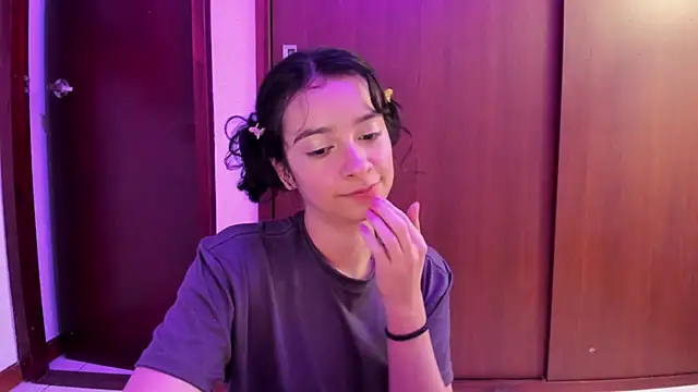 Snapshot of _Lunnaa_ chatting on 02.23.25 Lunnaa online show from 02.23.25