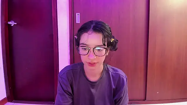 Snapshot of _Lunnaa_ chatting on 02.24.25 Lunnaa online show from 02.24.25