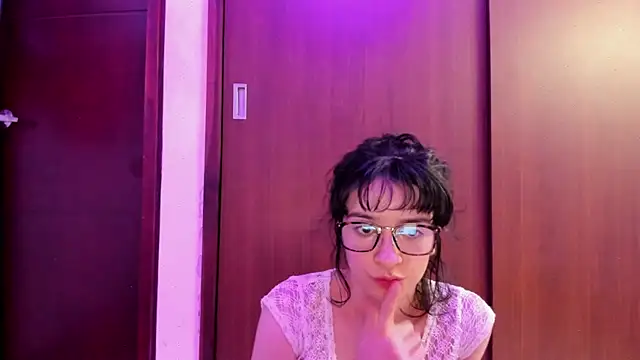 Snapshot of _Lunnaa_ chatting on 03.15.25 Lunnaa online show from 03.15.25