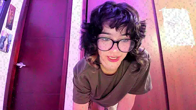 Snapshot of _Lunnaa_ chatting on 10.20.25 Lunnaa online show from 10.20.25