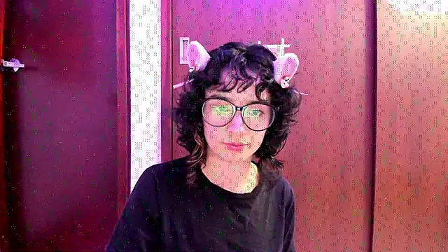 Snapshot of _Lunnaa_ chatting on 11.07.25 Lunnaa online show from 11.07.25