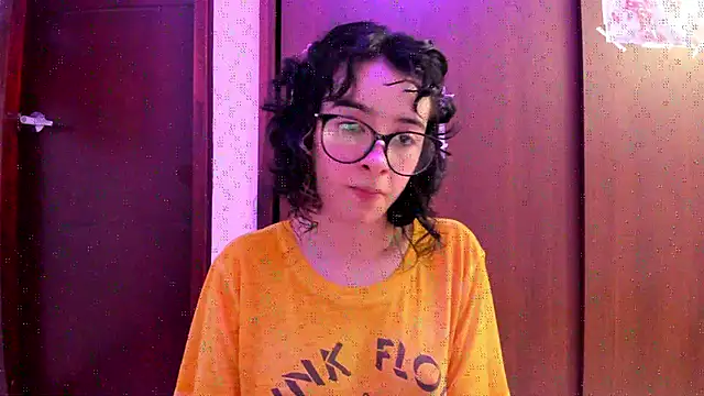 Snapshot of _Lunnaa_ chatting on 11.07.25 Lunnaa online show from 11.07.25