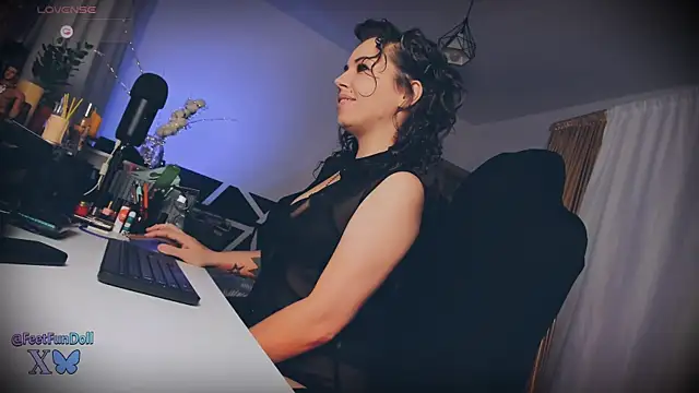 Snapshot of LisaDove chatting on 12.20.24 LisaDove online show from 12.20.24