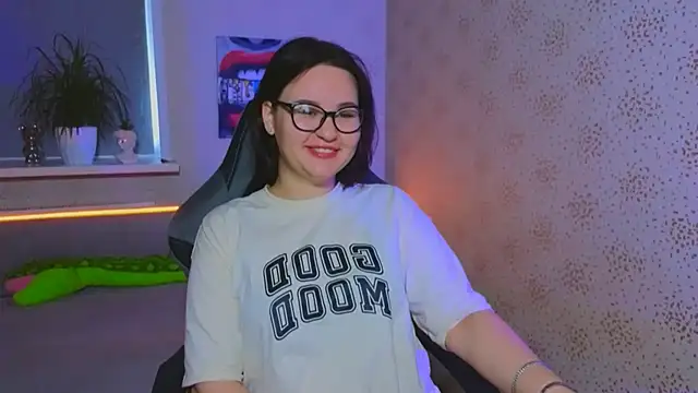 EsterLogan online show from 11.04.25