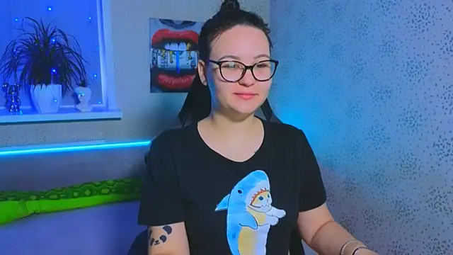 EsterLogan online show from 11.22.25