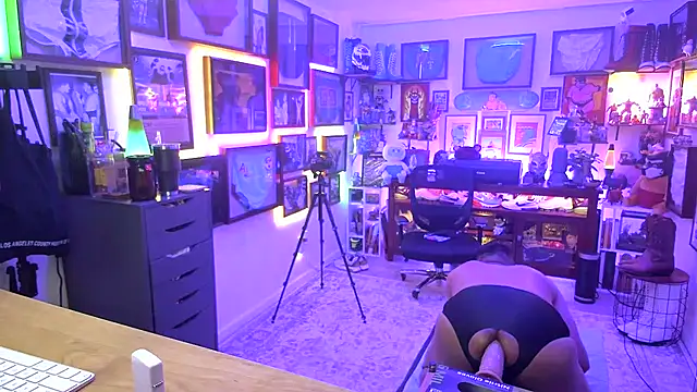 Snapshot of Briefs_bud chatting on 02.08.25 Briefs bud online show from 02.08.25