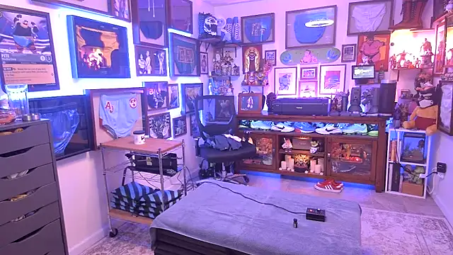 Snapshot of Briefs_bud chatting on 03.06.25 Briefs bud online show from 03.06.25